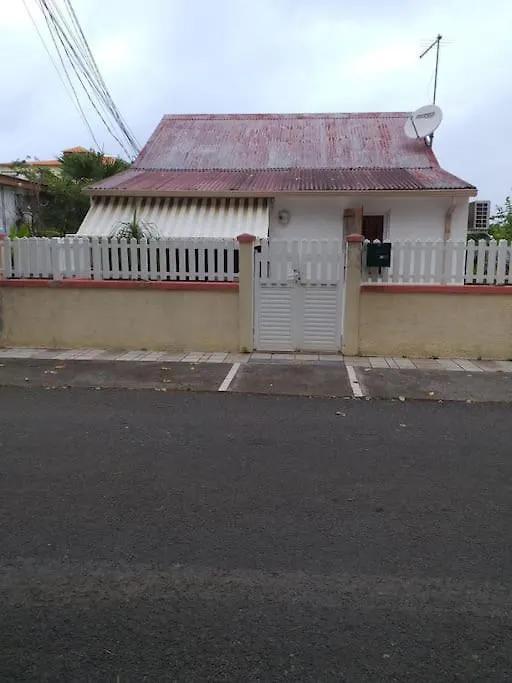Maison Creole Chaleureuse Avec Stationnement Ле-Гозье Дом отдыха