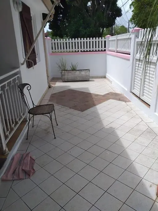 Дом отдыха Maison Creole Chaleureuse Avec Stationnement Ле-Гозье