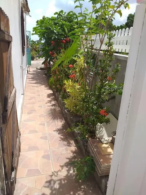 Maison Creole Chaleureuse Avec Stationnement Le Gosier  Guadeloupe